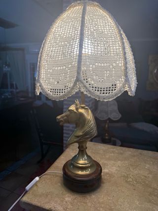 Lámpara con base de caballo de bronce