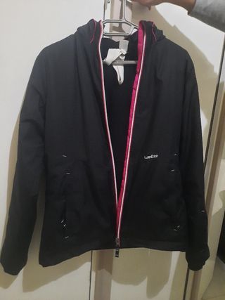 Modello kway nero da donna Decathlon