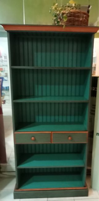 Estantería de madera verde y naranja