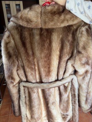 Abrigo de piel marrón con cinturón