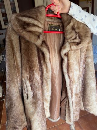 Abrigo de piel marrón con cinturón