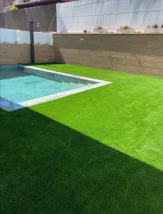 Césped artificial y servicios de jardinería