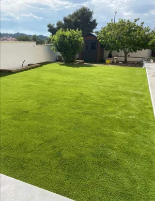 Césped artificial y servicios de jardinería
