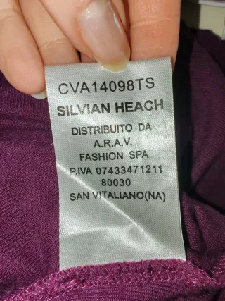 Camiseta morada con hombros dorados