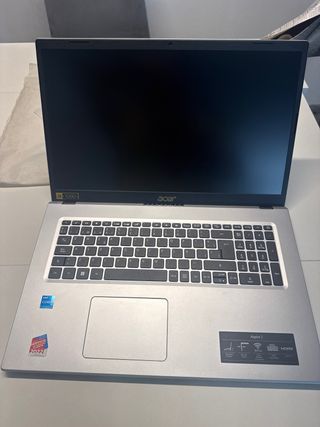 Portátil Acer LAPTOP-UTJJOOZE i3 8GB RAM 17 pollici