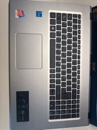 Portátil Acer LAPTOP-UTJJOOZE i3 8GB RAM 17 pollici