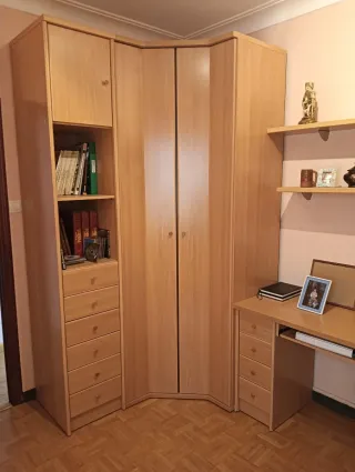 Dormitorio con armario y escritorio