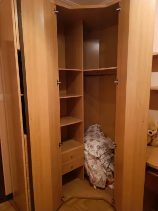 Dormitorio con armario y escritorio