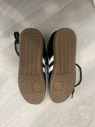 Zapatillas Hummel Negras y Blancas