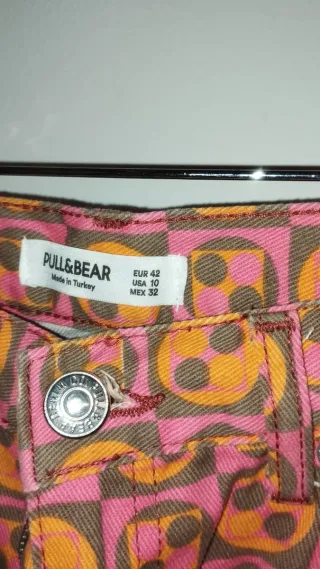 Pantalón Pull&Bear estampado naranja y rosa