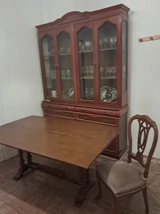 Mesa de comedor, mueble bar y silla