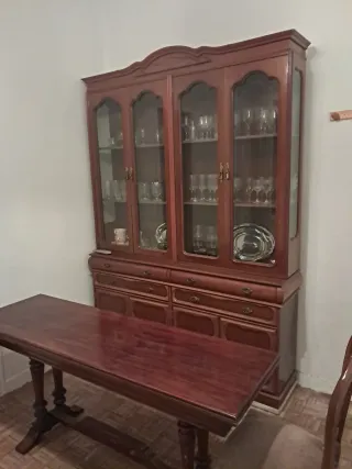 Mesa de comedor, mueble bar y silla