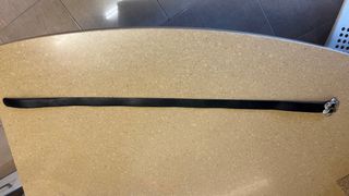 Cinturón negro con hebilla de flor plateada