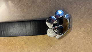 Cinturón negro con hebilla de flor plateada