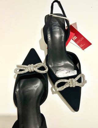 Zapatos destalonados XTI negros con lazo