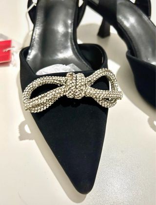 Zapatos destalonados XTI negros con lazo