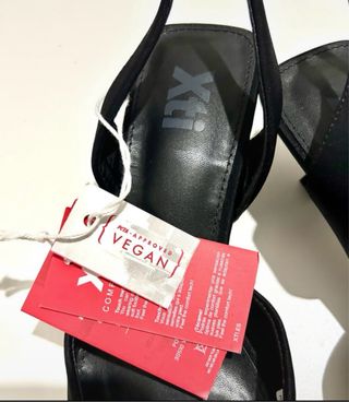 Zapatos destalonados XTI negros con lazo