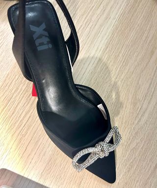Zapatos destalonados XTI negros con lazo