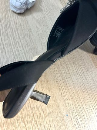 Zapatos destalonados XTI negros con lazo