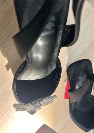Zapatos destalonados XTI negros con lazo