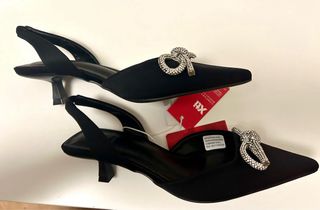 Zapatos destalonados XTI negros con lazo