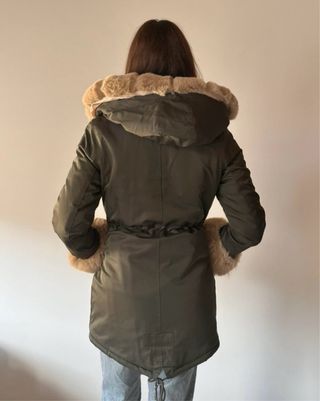 Chaqueta parka verde y camel con capucha