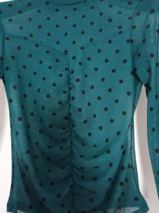 Camiseta verde con lunares negros