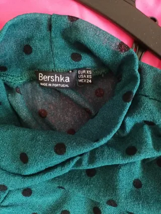 Camiseta verde con lunares negros