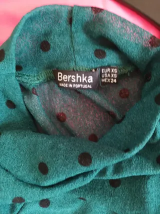 Camiseta verde con lunares negros