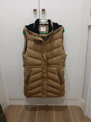Abrigo Chaleco camel con capucha Talla XS,