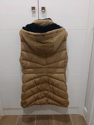 Abrigo Chaleco camel con capucha Talla XS,