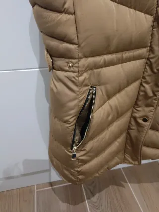 Abrigo Chaleco camel con capucha Talla XS,