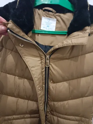 Abrigo Chaleco camel con capucha Talla XS,