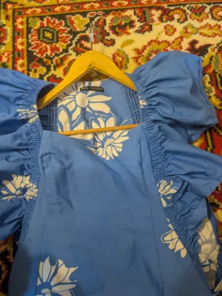 Vestido Zara floral azul y blanco