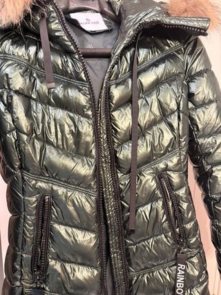 Plumífero verde oscuro metalizado con capucha