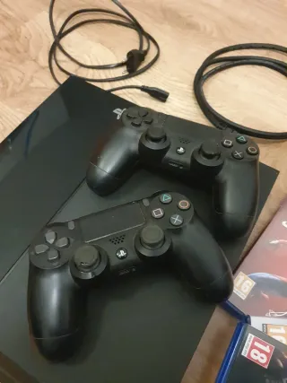 PS4 (PlayStation 4) + 2 Mandos + 3 Juegos y cables