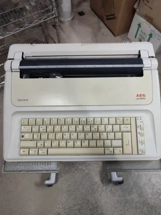 Máquina de escribir eléctrica AEG Olympia Carrera