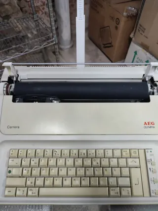 Máquina de escribir eléctrica AEG Olympia Carrera
