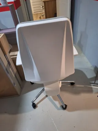 Silla de oficina gris y blanca. Ergonómica