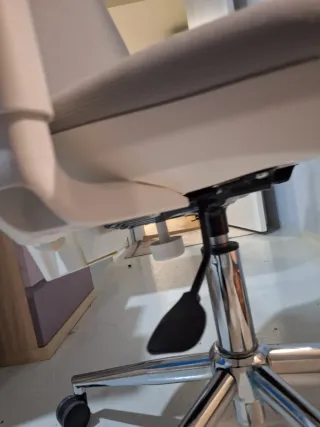 Silla de oficina gris y blanca. Ergonómica