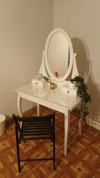Tocador Ikea Blanco con Espejo Ovalado y silla.