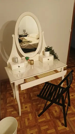 Tocador Ikea Blanco con Espejo Ovalado y silla.