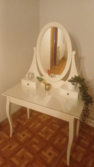 Tocador Ikea Blanco con Espejo Ovalado y silla.