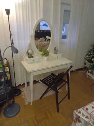 Tocador Ikea Blanco con Espejo Ovalado y silla.