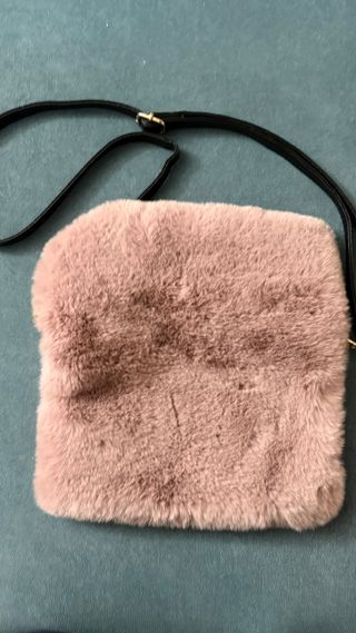 Bolso rosa peludo con correa negra