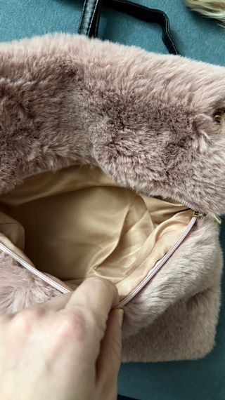 Bolso rosa peludo con correa negra