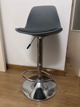 Taburete hidráulico gris y plateado