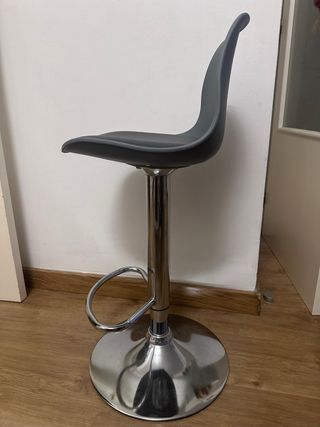 Taburete hidráulico gris y plateado