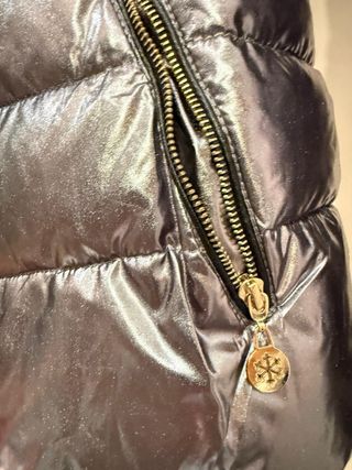 Plumífero corto plateado con capucha