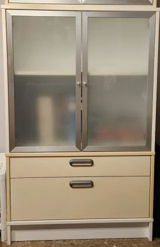 Mueble de oficina beige y plateado